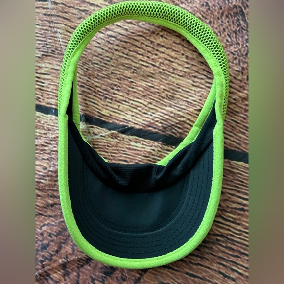 Nike Featherlight Visor Black & Volt Green - Picture 7 of 9